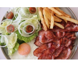 Bacon-Huevo-Patatas Fritas y Ensalada