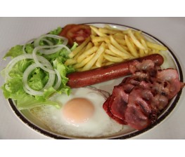 De La Casa: Bacon-Salchicha-Huevo-Patatas Fritas y Ensalada